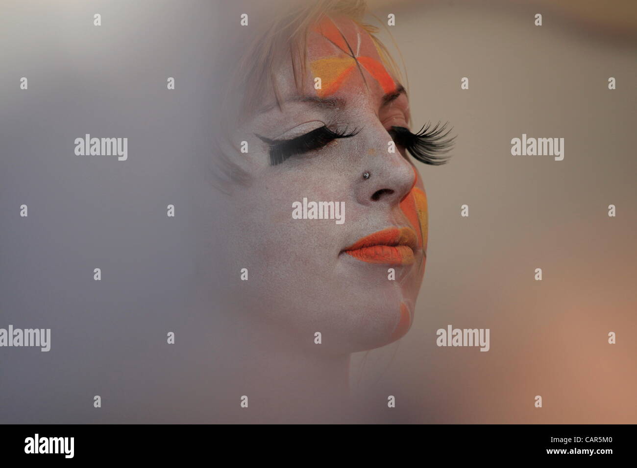 Une femme portant de longs et pleins faux cils, et un maquillage saisissant et avant-gardiste lors d'un spectacle de peinture corporelle à tel Aviv Israël Banque D'Images