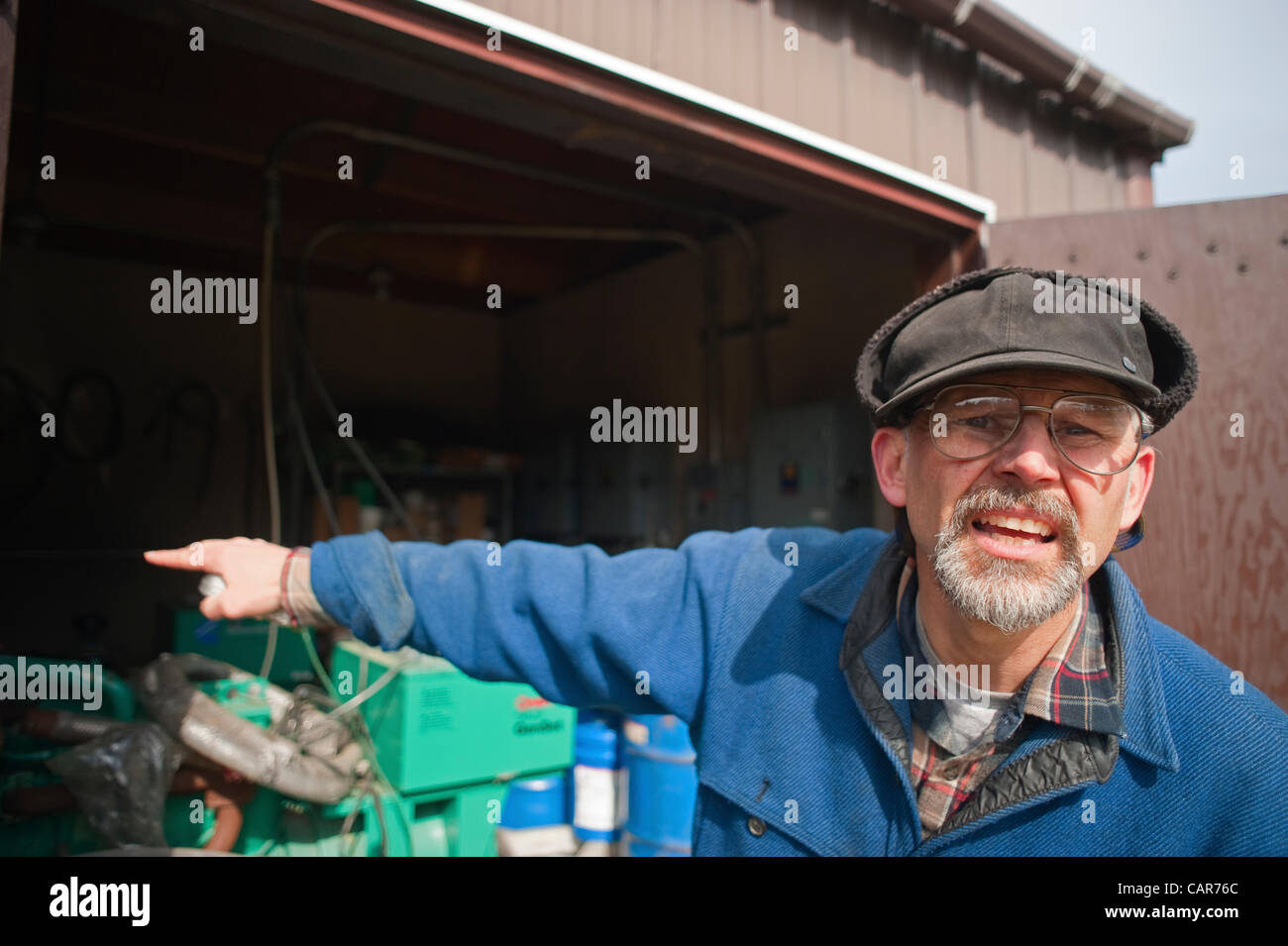 10 avril 2012. US Forest Service employé, Vaugh Hazel décrivant les erreurs et problèmes de fonctionnement avec générateur à False Island camp de travail sur la forêt nationale de Tongass. Banque D'Images