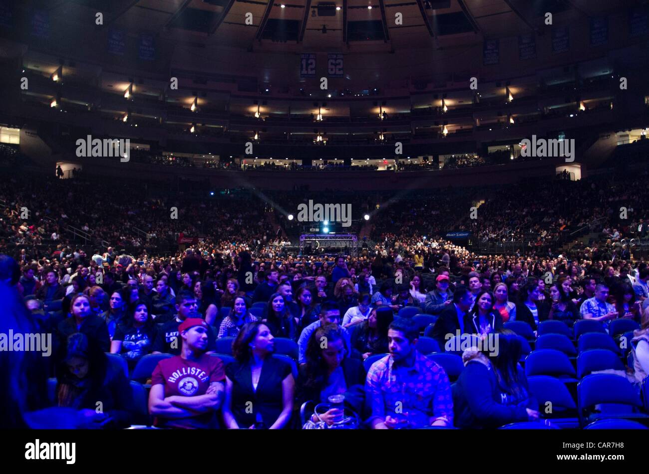 Fans de Mana MANA pour intérieur en Concert - Drame y Luz Tour, Madison Square Garden (MSG), New York, NY Le 11 avril 2012. Photo par : Eric Reichbaum/Everett Collection Banque D'Images