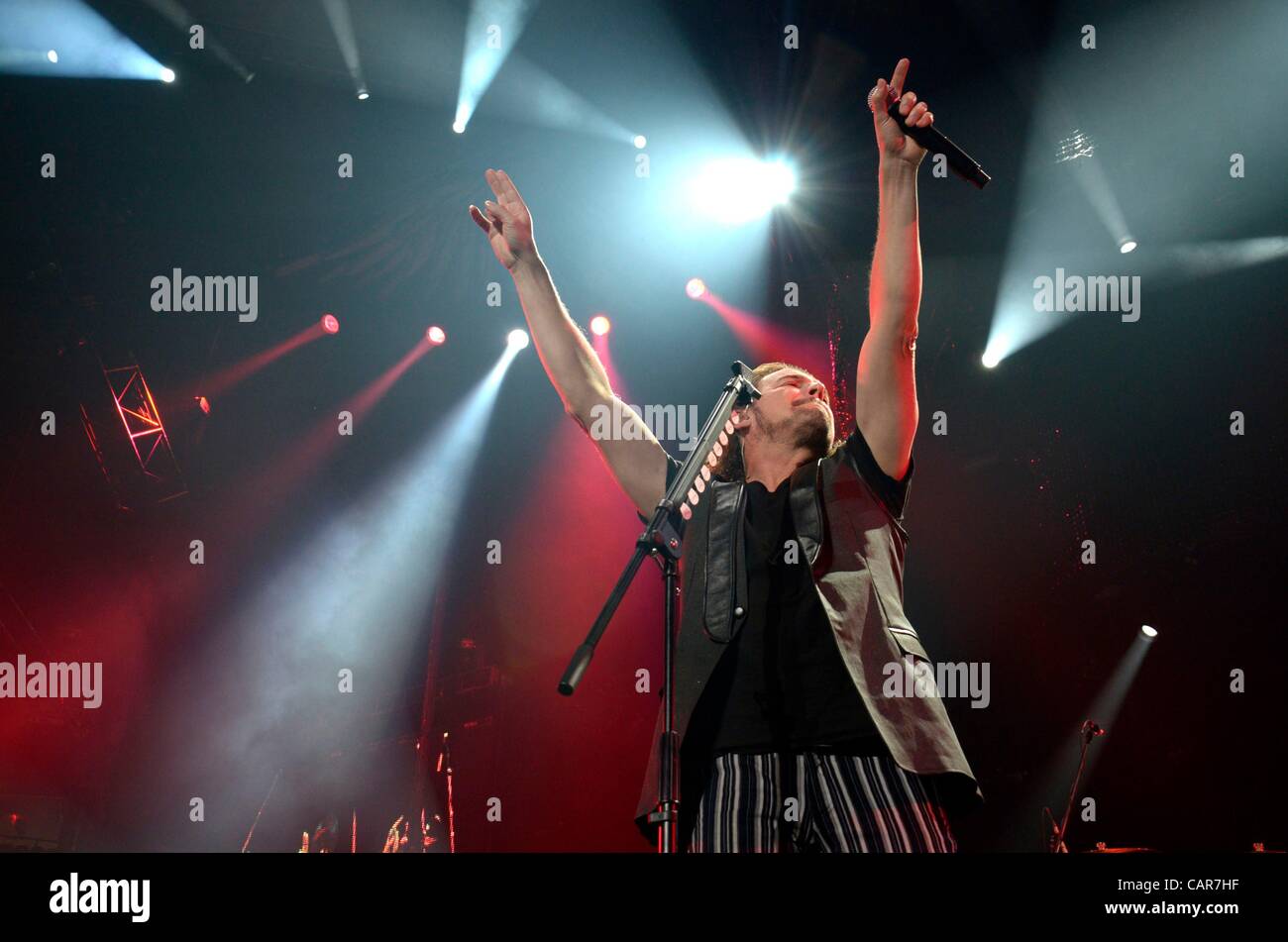 Fher Olvera' Fernando 'à l'intérieur pour du mana en Concert - Drame y Luz Tour, Madison Square Garden (MSG), New York, NY Le 11 avril 2012. Photo par : Eric Reichbaum/Everett Collection Banque D'Images