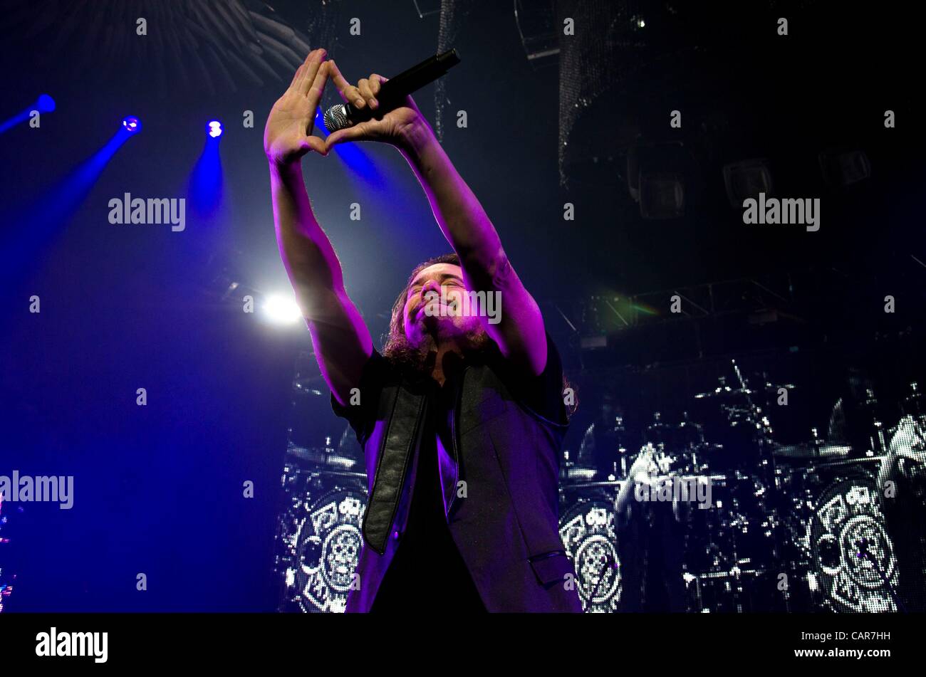 Fher Olvera' Fernando 'à l'intérieur pour du mana en Concert - Drame y Luz Tour, Madison Square Garden (MSG), New York, NY Le 11 avril 2012. Photo par : Eric Reichbaum/Everett Collection Banque D'Images