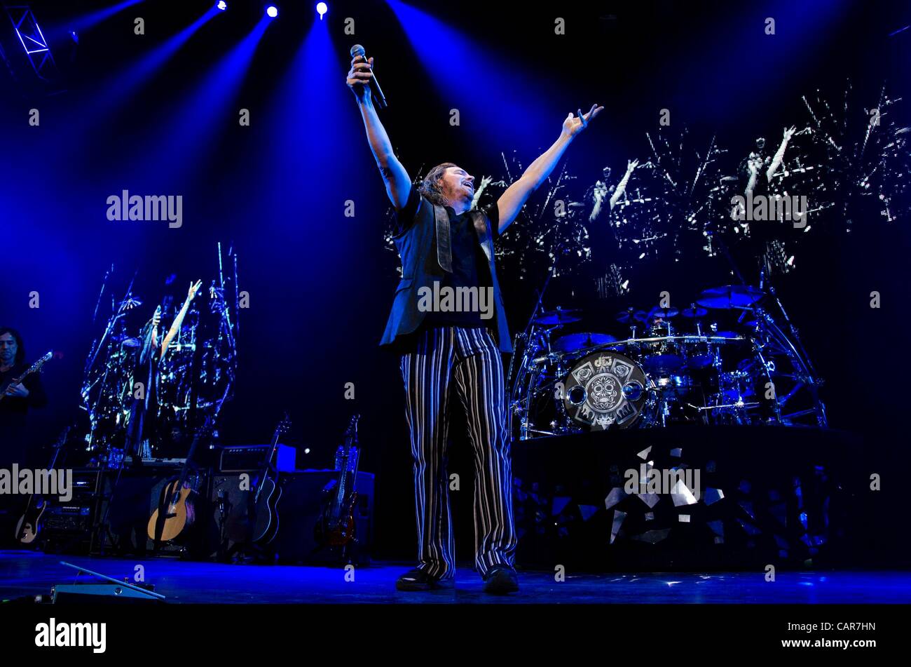 Fher Olvera' Fernando 'à l'intérieur pour du mana en Concert - Drame y Luz Tour, Madison Square Garden (MSG), New York, NY Le 11 avril 2012. Photo par : Eric Reichbaum/Everett Collection Banque D'Images