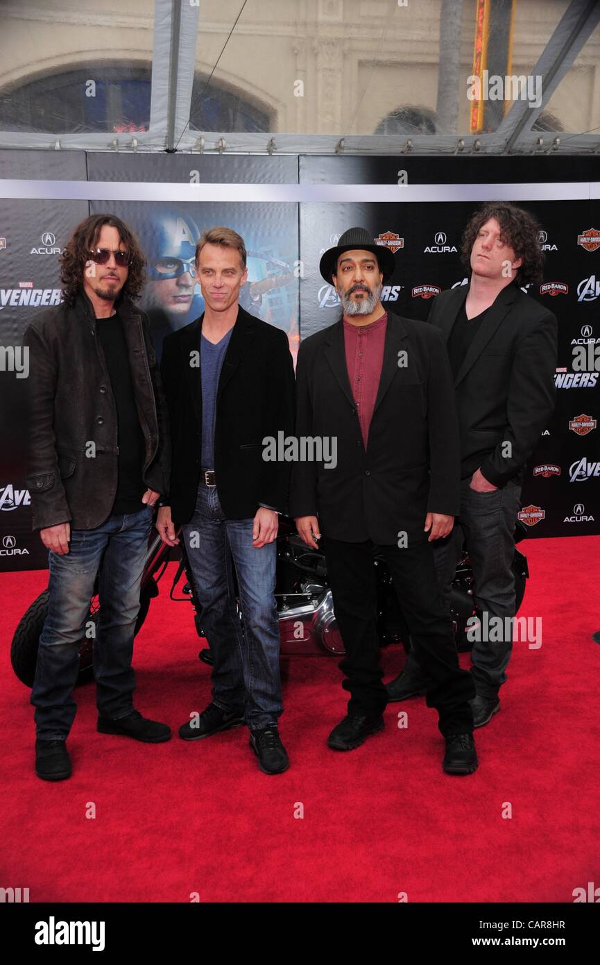 Chris Cornell, Matt Cameron, Kim Thayil, Ben Shepherd aux arrivées pour les AVENGERS Premiere, El Capitan Theatre, Los Angeles, CA, 11 avril 2012. Photo par : Tony Gonzalez/Everett Collection Banque D'Images