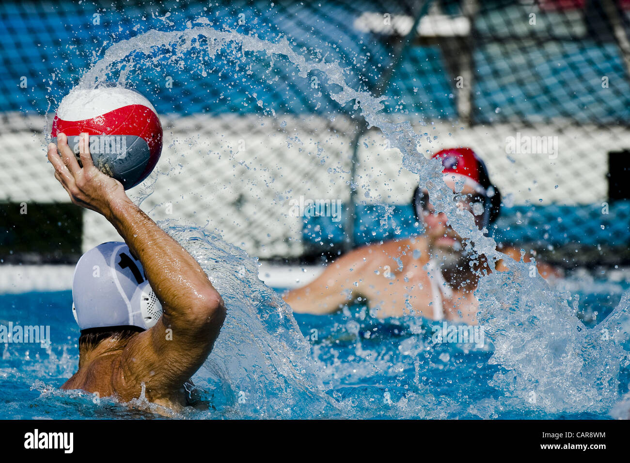 02 août 2009 - Palo Alto, Californie, Etats-Unis - pendant le Jeux des aînés 2009, #  12 Jeff Taylor de la Tri-Valley Five-Ohs Water-polo Club prend une photo lors d'un match contre les vieux types Tri-Valley de water-polo de la règle au club de water-polo hommes 55 + Groupe d'âge le dimanche, Août 2, 2009 à l'Université de Stanford Banque D'Images
