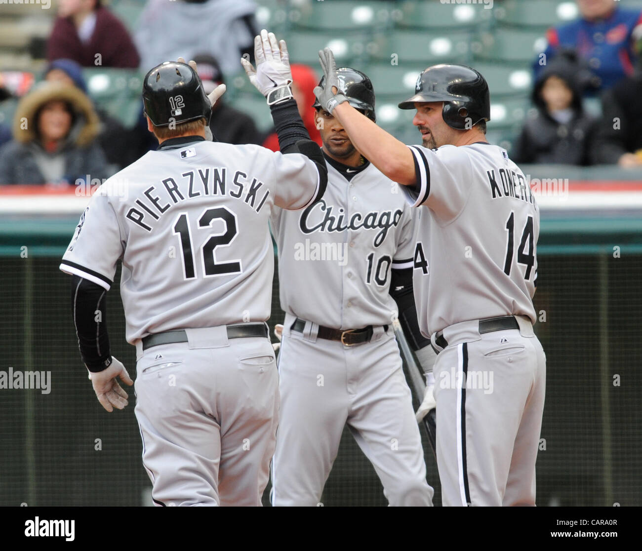 CLEVELAND, Ohio USA - 11 avril : Chicago White Sox catcher A.J. Pierzynski (12) est félicité par les White Sox de Chicago shortstop Alexei Ramirez (10) et des Chicago White Sox de premier but Paul Konerko (14) après avoir frappé ses trois-pendant la sixième manche au Progressive Field de Cleveland, OH, U Banque D'Images