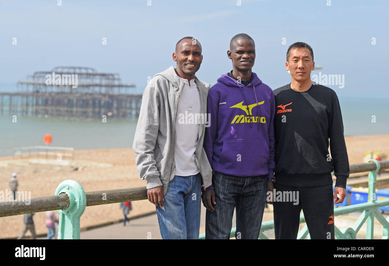 De gauche des athlètes d'élite de l'Assefa Mezgebu Éthiopie , John Kelai du Kenya et Batochir Serod de Mongolie posent pour une photo en face de la jetée Ouest avant dimanche Marathon de Brighton. Ligne de crédit : © Simon Dack / Alamy Live News. Banque D'Images