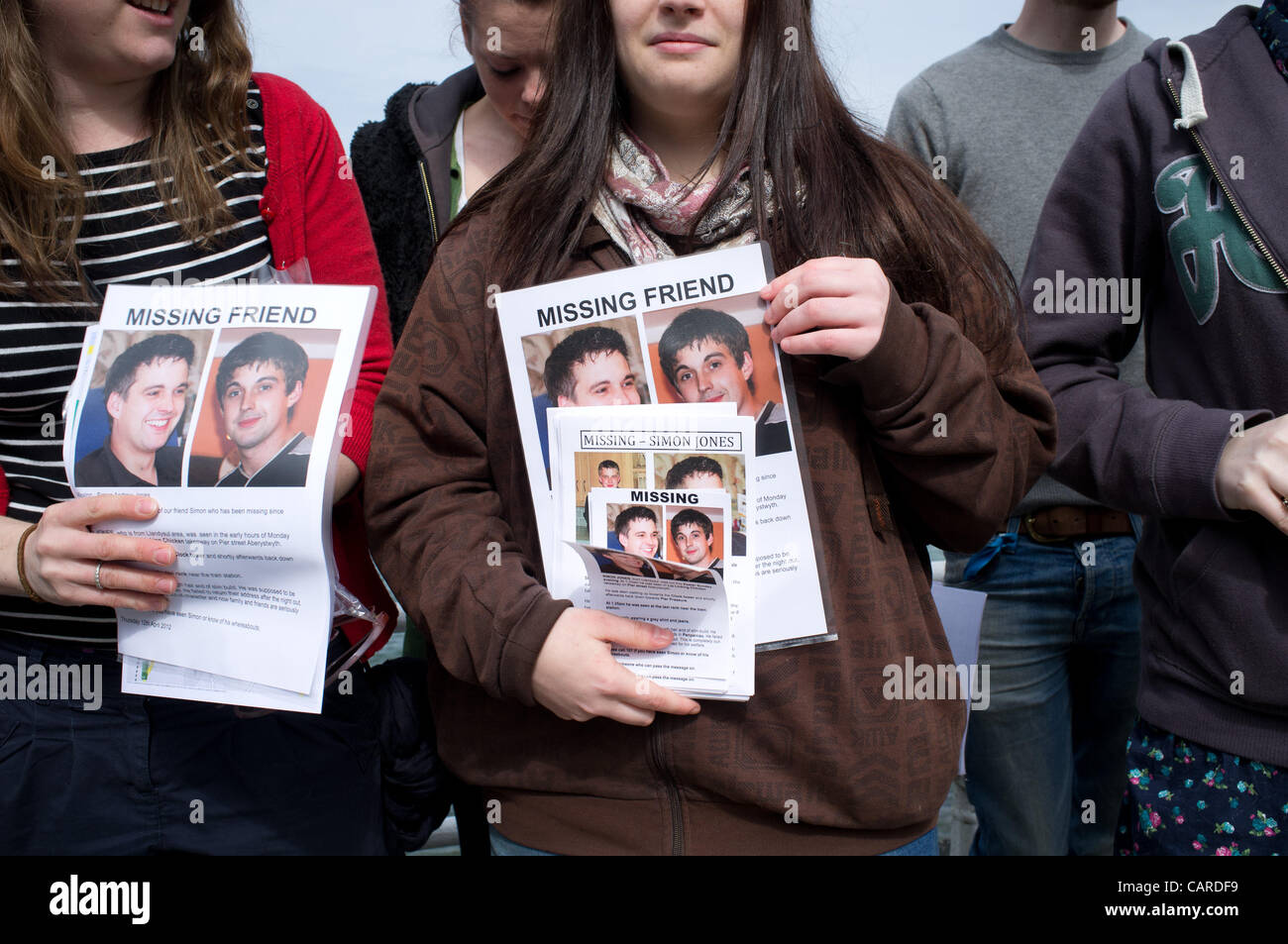 Pays de Galles Aberystwyth UK, vendredi 13 avril 2012 : les parents et amis de disparus 24 year old man holding Simon Jones, affiches et dépliants de demander de l'aide et d'informations sur son sort. Simon Jones a été vu pour la dernière fois en laissant un night-club populaire dans la ville dans les premières heures du lundi 9 avril 2012 Banque D'Images