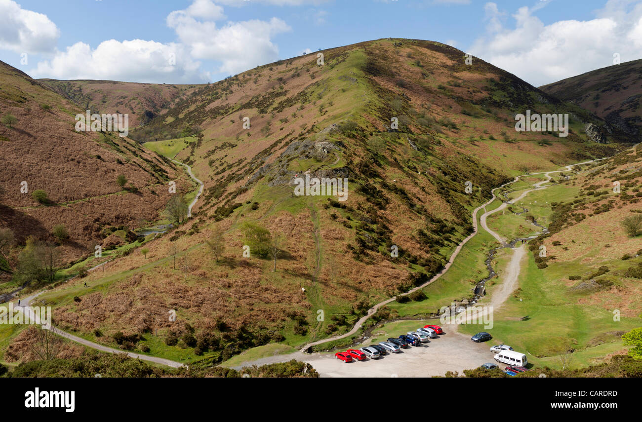 13 avril 2012, les visiteurs faisant du soleil vers la fin de la semaine de Pâques dans la vallée de moulin à carder, Church Stretton, Shropshire. Ligne de crédit : © itdarbs / Alamy Live News Banque D'Images