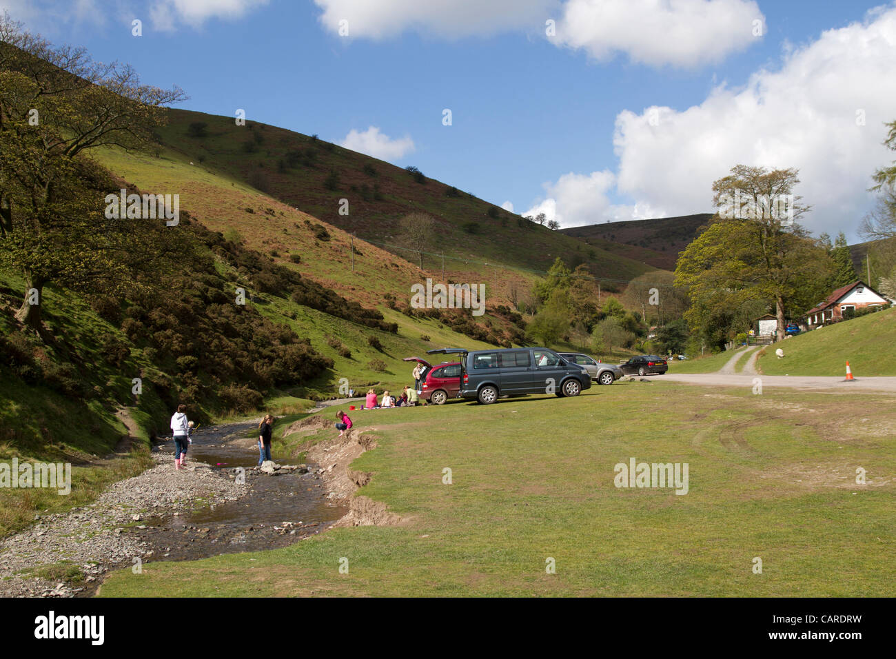 13 avril 2012, les visiteurs faisant du soleil vers la fin de la semaine de Pâques dans la vallée de moulin à carder, Church Stretton, Shropshire. Ligne de crédit : © itdarbs / Alamy Live News Banque D'Images