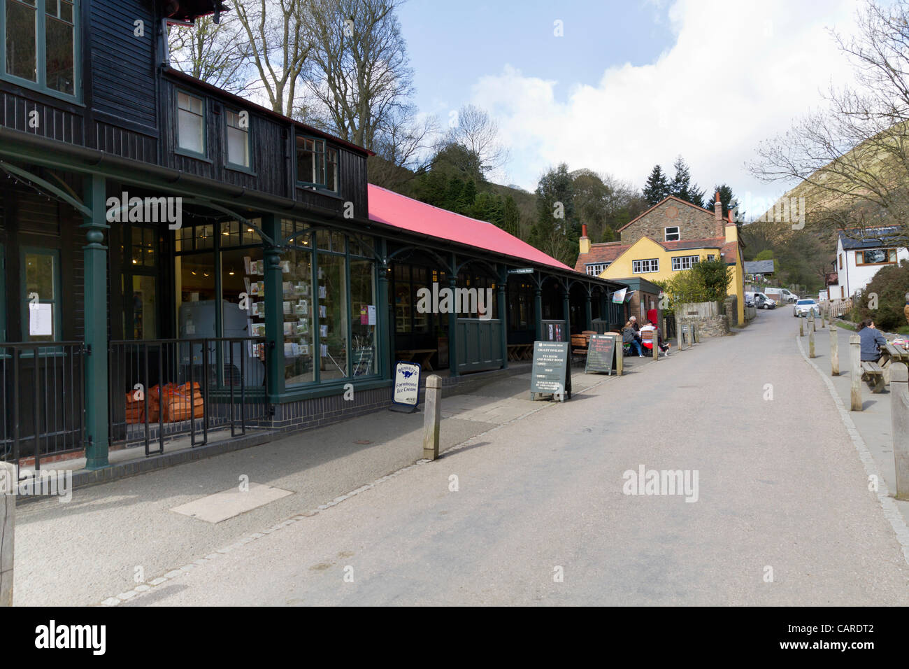 13 avril 2012, les visiteurs faisant du soleil vers la fin de la semaine de Pâques dans la vallée de moulin à carder, Church Stretton, Shropshire. Ligne de crédit : © itdarbs / Alamy Live News Banque D'Images