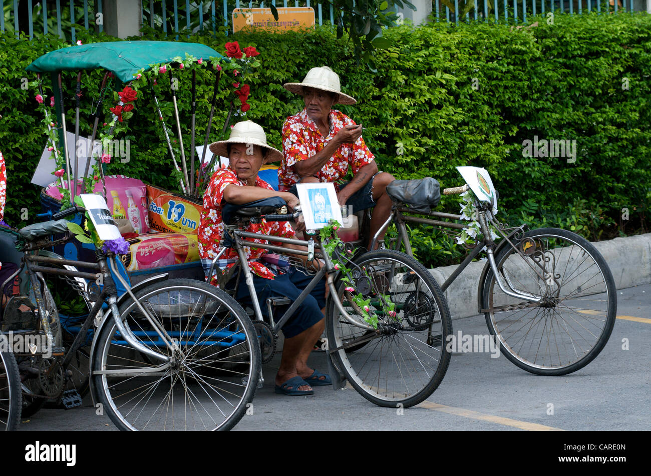 Les pilotes de pousse-pousse à vélo ou à vélo freinent lors de la célébration du nouvel an thaïlandais sur la route de Sukhumvit, Bangkok, Thaïlande, le vendredi 13 avril 2012. Bangkok célèbre le nouvel an thaïlandais avec le festival traditionnel de l'eau Songkran. Les cyclos sont respectueux de l'environnement. Crédit : Kraig Lieb Banque D'Images
