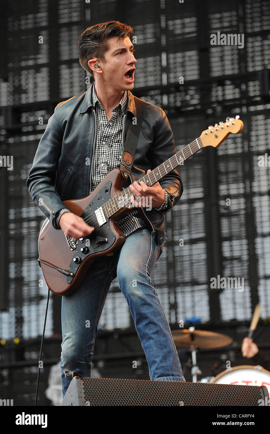 13 avril 2012 - Indio, California, USA - Musicien ALEX Turner du groupe Arctic Monkeys il se produit dans le cadre de la Coachella 2012 Music & Arts Festival à l'Empire Polo Field. Les trois jours du festival permettra d'attirer des milliers de fans pour voir une variété d'artiste sur cinq étapes différentes. Banque D'Images