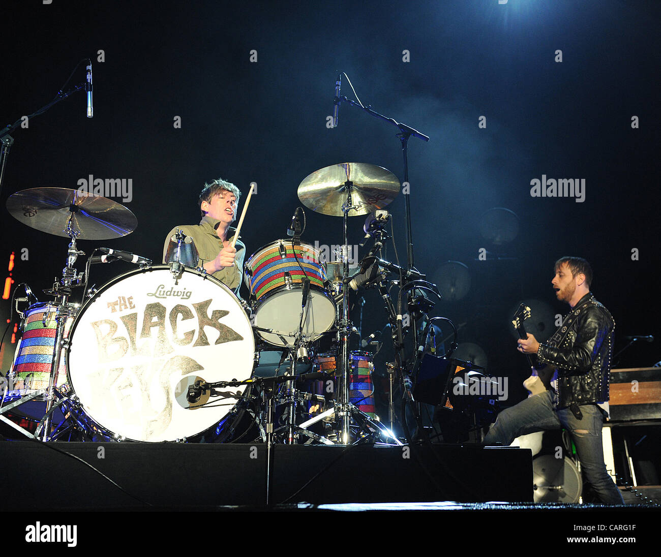 13 avril 2012 - Indio, California, USA - guitariste DAN AUERBACH et le batteur PATRICK CARNEY du groupe The Black Keys il se produit dans le cadre de la Coachella 2012 Music & Arts Festival qui aura lieu à l'Empire Polo Field. Les trois jours du festival permettra d'attirer des milliers de fans pour voir une variétés Banque D'Images