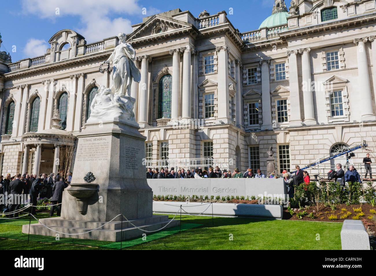 Belfast, Royaume-Uni. 15/04/2012 - fichier Criwds dans le nouveau Jardin du souvenir du Titanic à Belfast City Hall. Banque D'Images