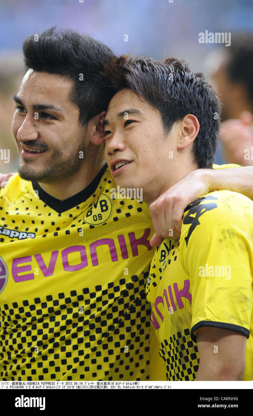 (L-R), Ilkay Guendogan Shinji Kagawa (Dortmund), le 14 avril 2012 - Football / Soccer : Shinji Kagawa de Dortmund célèbre après avoir remporté le match de Bundesliga entre le FC Schalke 04 1-2 Borussia Dortmund au Veltins Arena à Gelsenkirchen, Allemagne. (Photo de Takamoto Tokuhara/AFLO) Banque D'Images