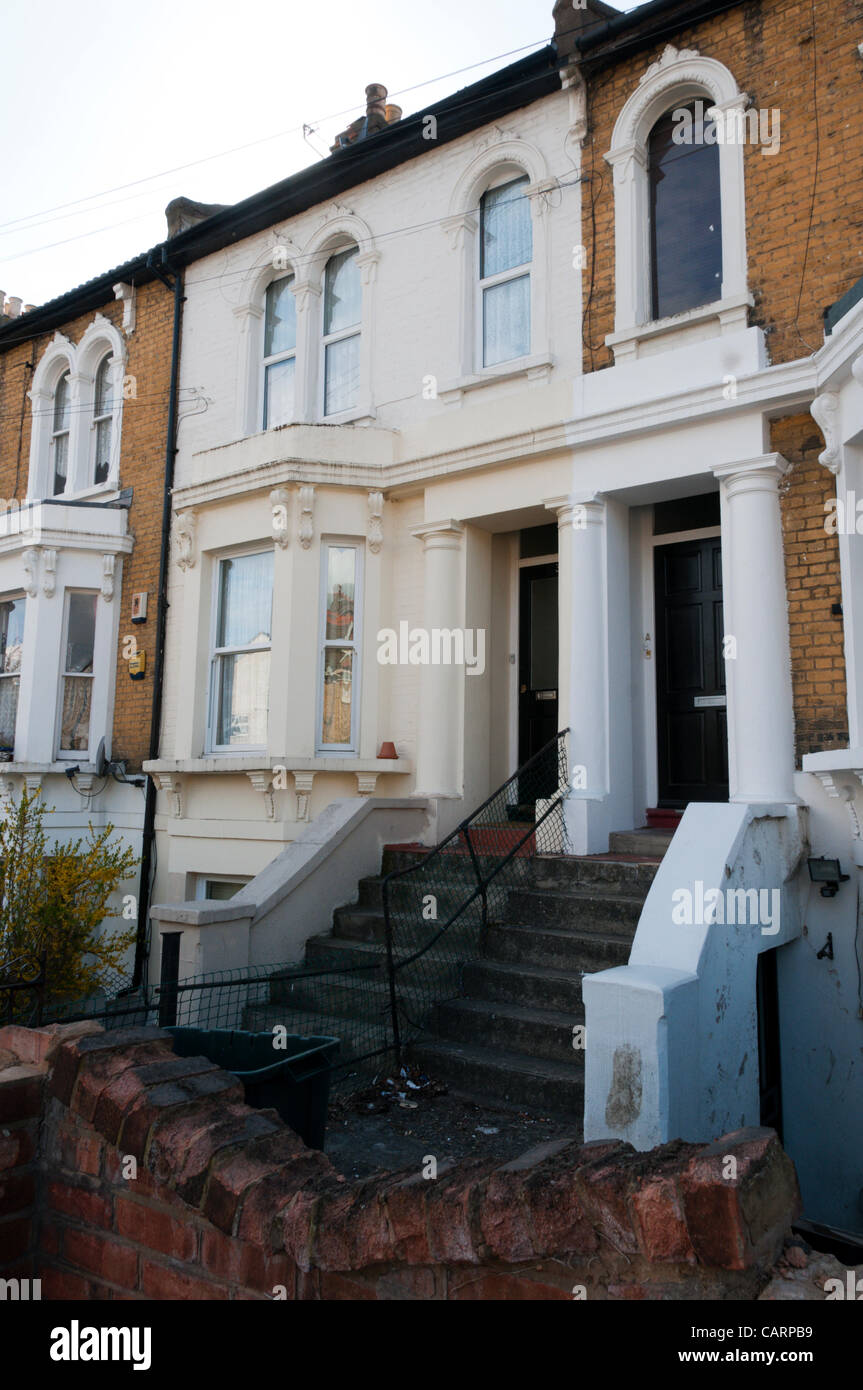 PENGE, Royaume-Uni, 15 avril 2012. 'Harriet' par Elizabeth Jenkins à paraître le 19 avril 2012. À l'origine écrite en 1934 et maintenant épuisé il traite de l'affaire du meurtre de Penge de 1877. Victime, Harriet Staunton, meurt à 34 Forbes Road bldg lumière sur L), renommée en Mosslea Rd par la suite. Banque D'Images
