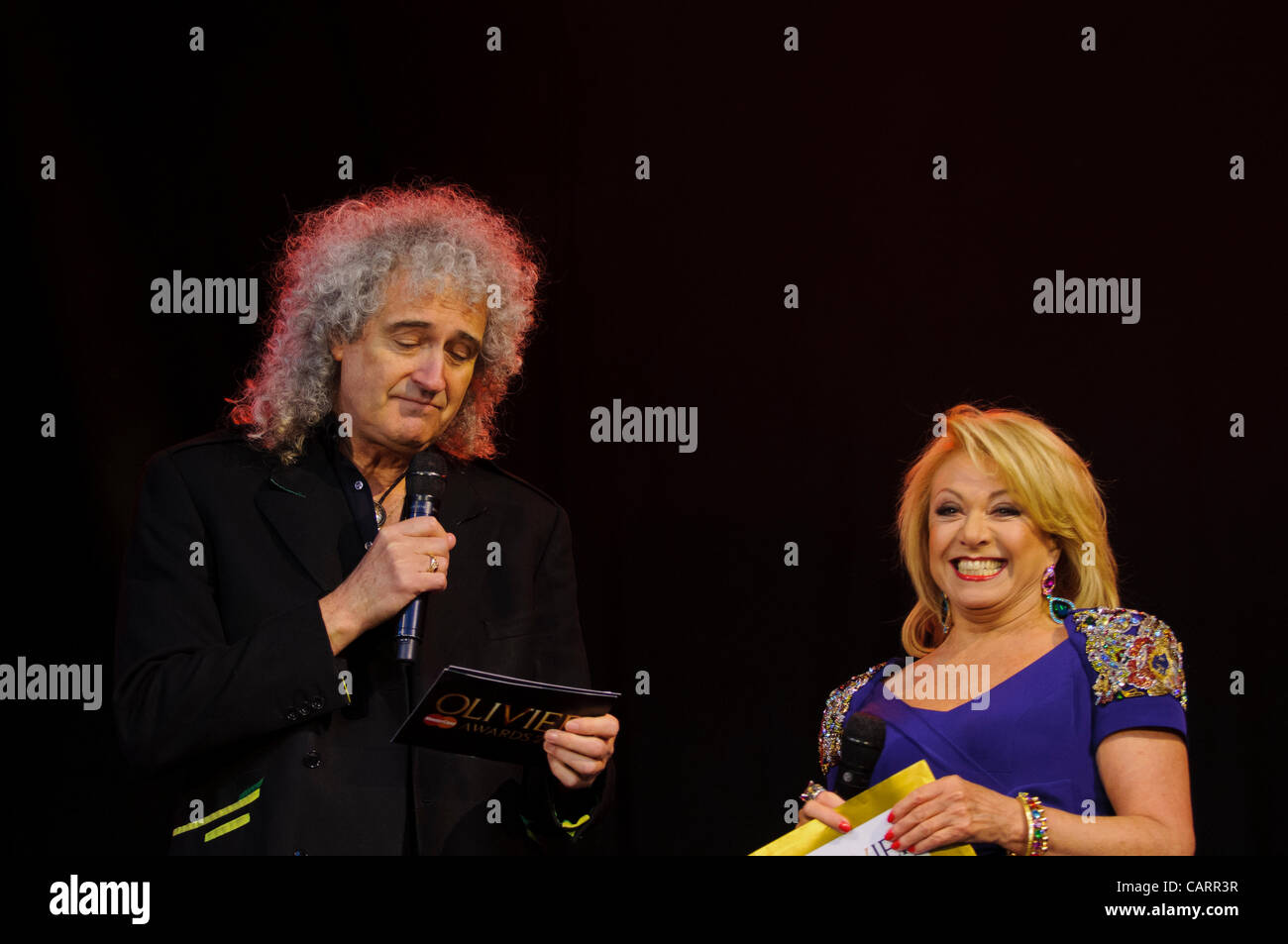 Londres, Covent Garden, le 15 avril 2012. À l'Olivier Awards 2012 (à gauche), Brian May (guitariste du groupe de rock, Queen) et (à droite) Elaine Paige (chanteuse et actrice) préparer d'annoncer les gagnants de la BBC Radio 2 Olivier Prix du public. Photographie : Stephen Chung Banque D'Images