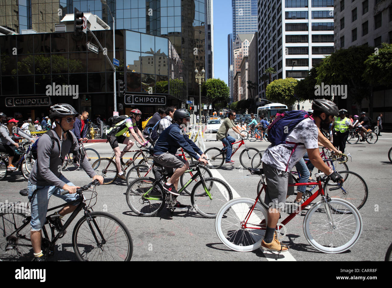 Le 15 avril 2012. Les routes de Los Angeles, USA sont temporairement fermées à la circulation motorisée pour CicLAvia. Piétons, cyclistes et roulettes faire usage de 10 miles de routes sans voiture dans toute la ville. L'événement vise à relier les communautés et leur donner une chance de stressant, trafic polluantes Banque D'Images