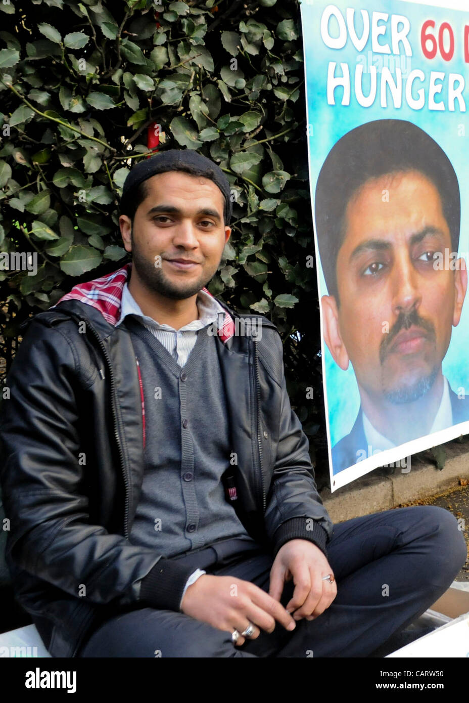 Londres, Royaume-Uni. 10/04/12. Ali Mushaime a entamé une grève de la faim devant l'ambassade des États-Unis en solidarité avec son père qui est au service de la vie dans une prison de Bahreïn pour son militantisme pendant les soulèvements. Ali fait face à 15 ans de prison s'il retourne au Bahreïn. Banque D'Images