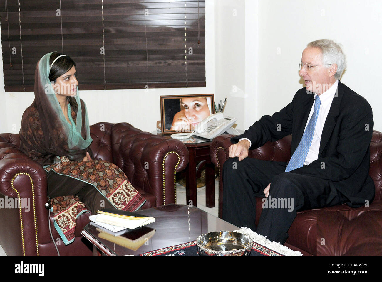 Ministre fédéral des affaires étrangères, Hina Rabbani Khar parle avec l'Ambassadeur des Etats-Unis, Cameron Munter lors de réunion à Islamabad le lundi 16 avril, 2012. Banque D'Images