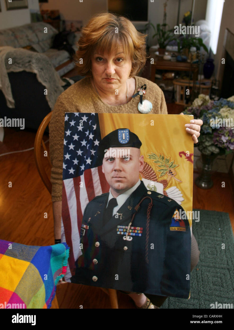 Mar 02, 2009 - Mountain View, Californie, USA - l'administration Obama a levé l'interdiction de la couverture médiatique des cercueils recouverts du drapeau rentrent à Dover Air Force Base, selon CBS News. Sur la photo : May 05, 2006 - Mountain View, Californie, USA - KAREN MEREDITH de Mountain View, Californie, maintenez Banque D'Images