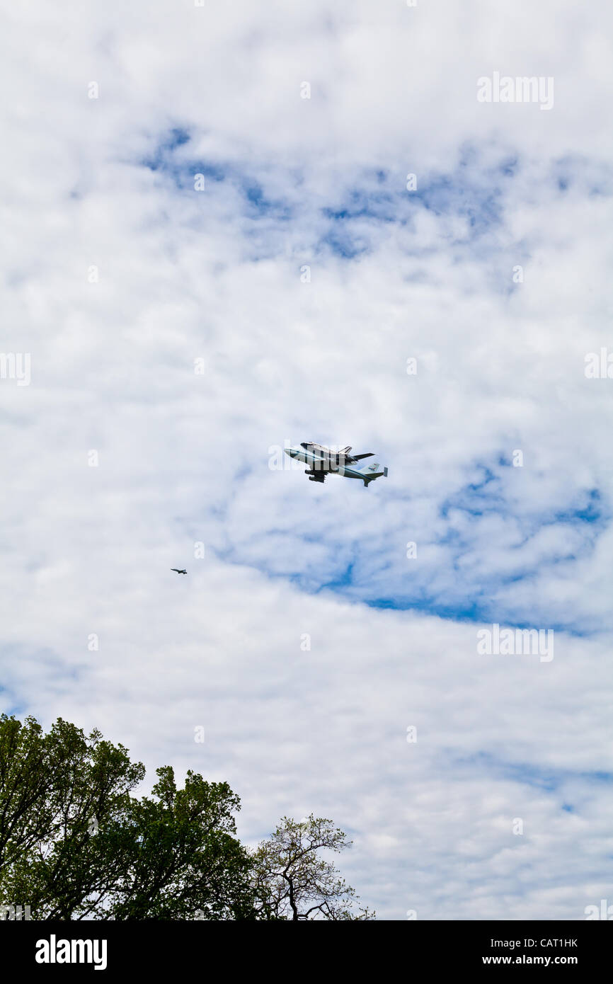 17 avril 2012 - Washington, DC, États-Unis - la navette spatiale Discovery, monté sur l'avion porteur de la navette, a effectué plus de la région de Washington D.C.. (Crédit Image : © Dasha Rosato) Banque D'Images