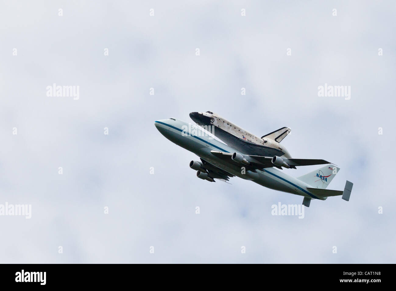 17 avril 2012 - Washington, DC, États-Unis - la navette spatiale Discovery, monté sur l'avion porteur de la navette, a effectué plus de la région de Washington D.C. (crédit Image : © Dasha Rosato) Banque D'Images