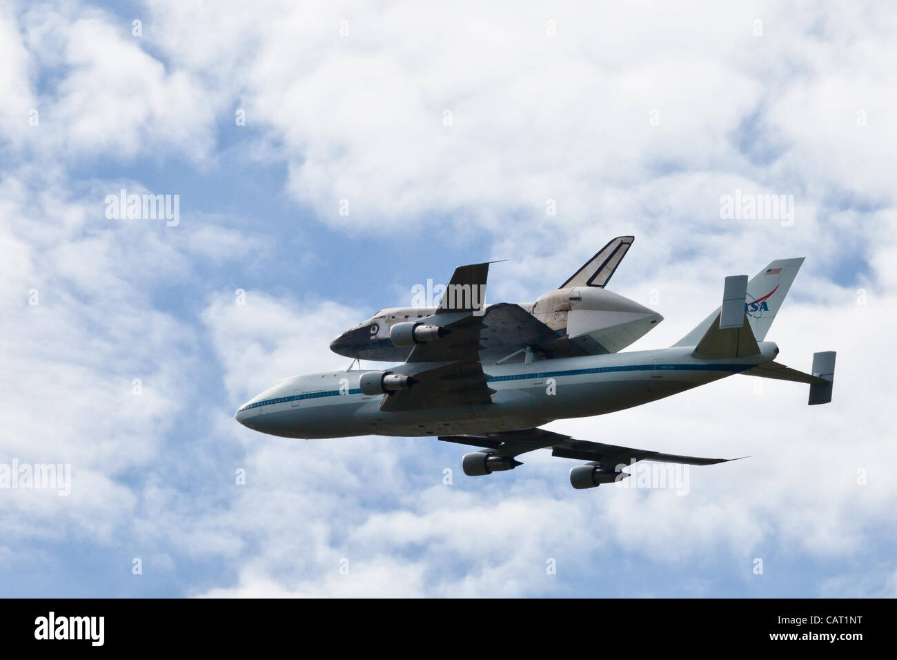 17 avril 2012 - Washington, DC, États-Unis - la navette spatiale Discovery, monté sur l'avion porteur de la navette, a effectué plus de la région de Washington D.C. (crédit Image : © Dasha Rosato) Banque D'Images