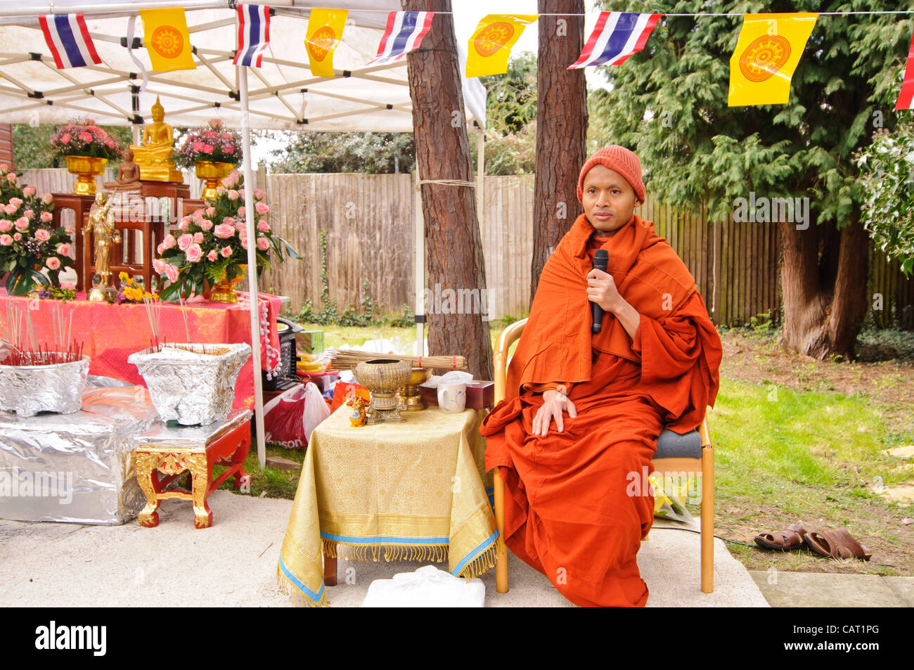 Wimbledon, Londres, Royaume-Uni, 15 avril 2012. À la Thai temple de Wat Buddhapadipa pour célébrer Songkran, Nouvel An thaï, un moine propose des prières. Banque D'Images