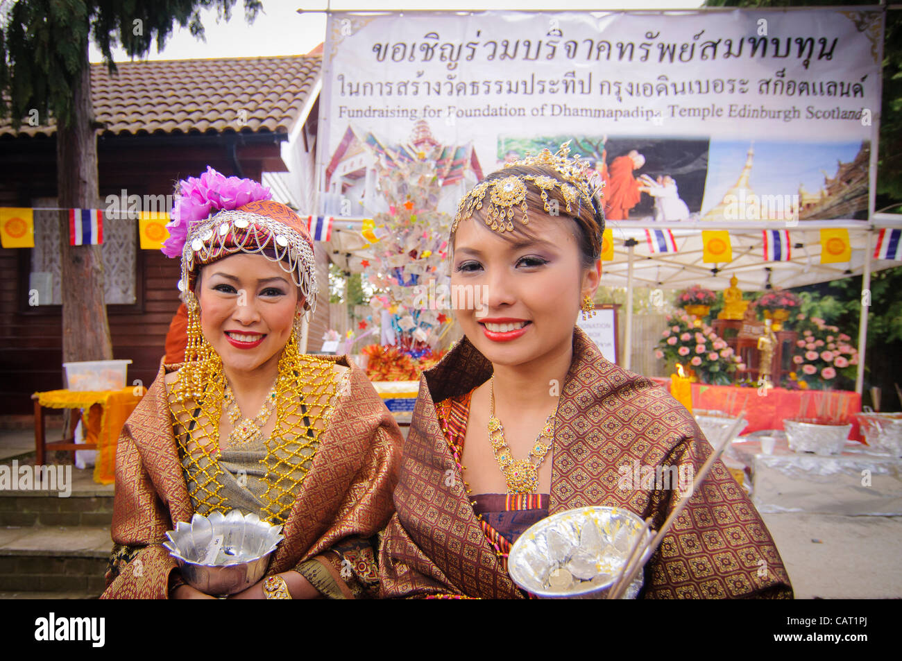 Wimbledon, Londres, Royaume-Uni, 15 avril 2012. À la Thai temple de Wat Buddhapadipa pour célébrer Songkran, Nouvel An thaï, les bénévoles sollicitent des dons. Banque D'Images