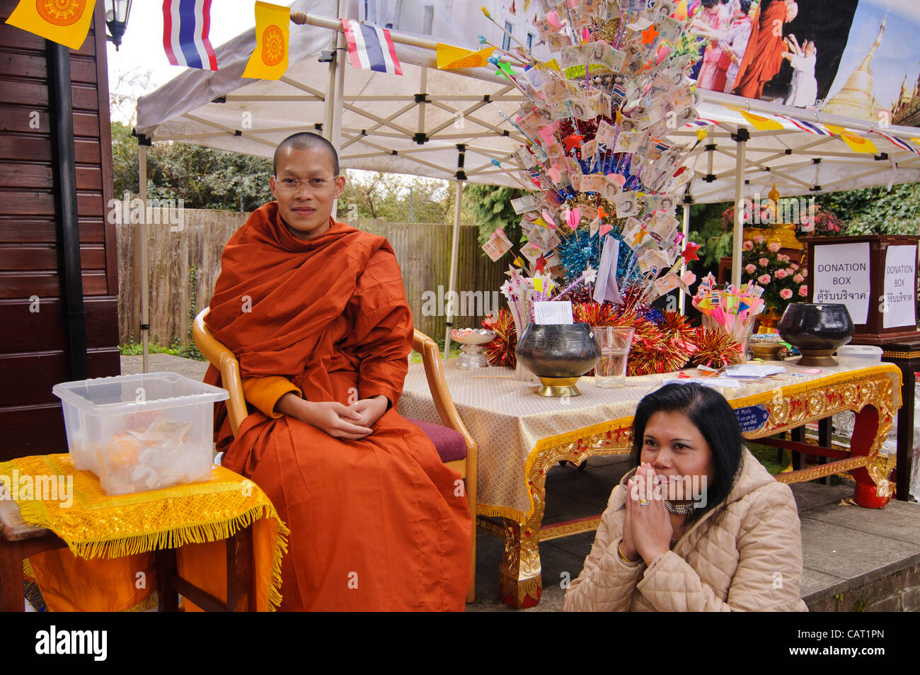 Wimbledon, Londres, Royaume-Uni, 15 avril 2012. À la Thai temple de Wat Buddhapadipa pour célébrer Songkran, Nouvel An thaï, un moine propose des prières. Banque D'Images