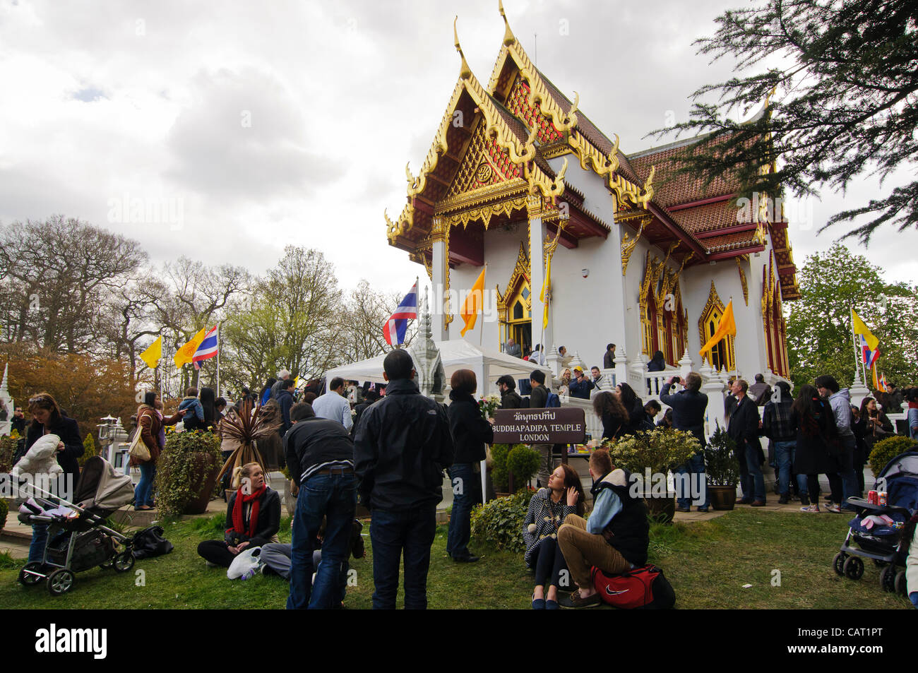 Wimbledon, Londres, Royaume-Uni, 15 avril 2012. Les foules se rassemblent à la Thai temple de Wat Buddhapadipa pour célébrer Songkran, Nouvel An thaï. Banque D'Images