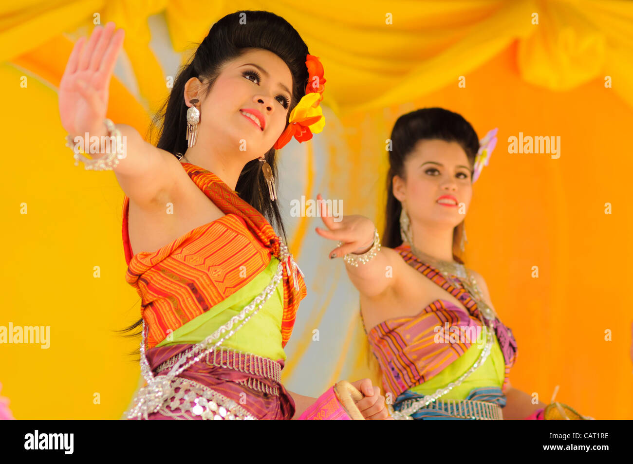 Londres, Royaume-Uni. Pour célébrer Songkran, Nouvel An Thaï traditionnel thaï, danseurs sur la scène. Banque D'Images