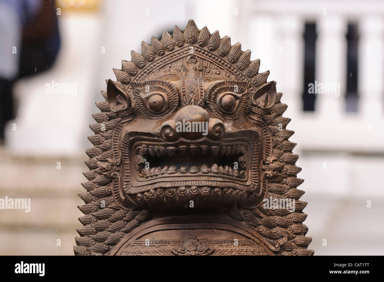 Wimbledon, Londres, Royaume-Uni, 15 avril 2012. À la Thai temple de Wat Buddhapadipa pour célébrer Songkran, Nouvel An thaï, un lion en pierre se trouve en face du temple. Banque D'Images