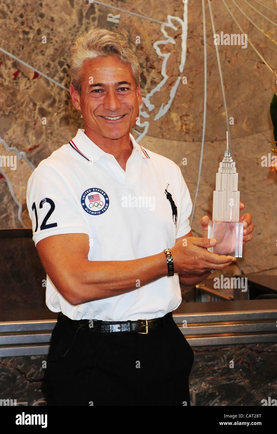 17 avril 2012 - Manhattan, New York, États-Unis - Greg Louganis, quatre fois médaillée d'or diver (Los Angeles 1984, Séoul 1988) l'Empire State Building rouge/blanc/bleu 100 jours pour marquer le début des Jeux Olympiques de 2012 à Londres. (Crédit Image : © Bryan Smith/ZUMAPRESS.com) Banque D'Images