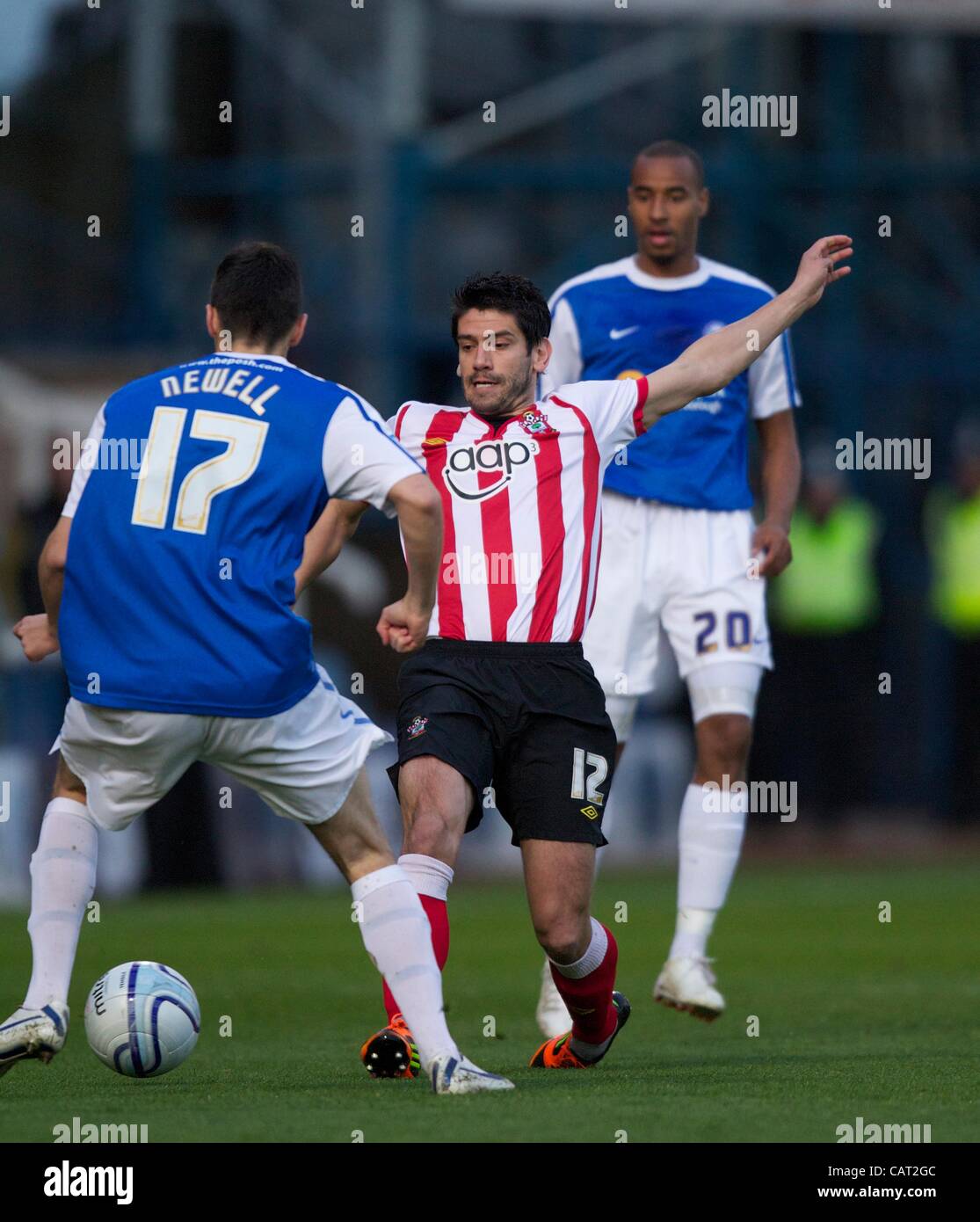 17.04.12 Peterborough, en Angleterre. Danny Butterfield et Joe Newell en action au cours de l'Association de football Npower Championship match entre Peterborough et Southampton, joué à la London Road. Banque D'Images 17.04.12 Peterborough, en Angleterre. Danny Butterfield et Joe Newell en action au cours de l'Association de football Npower Championship match entre Peterborough et Southampton, joué à la London Road. Banque D'Images