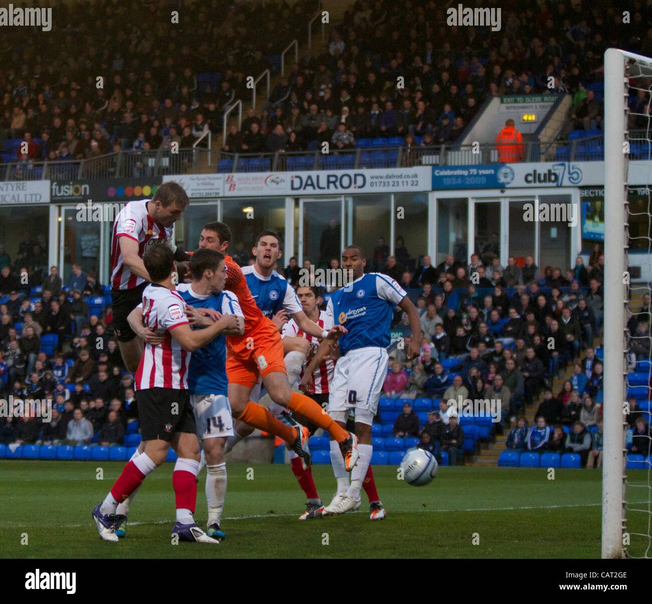 17.04.12 Peterborough, en Angleterre. Jos Hooiveld ouvre la notation au cours de l'Association de football Npower Championship match entre Peterborough et Southampton, joué à la London Road. Banque D'Images 17.04.12 Peterborough, en Angleterre. Jos Hooiveld ouvre la notation au cours de l'Association de football Npower Championship match entre Peterborough et Southampton, joué à la London Road. Banque D'Images