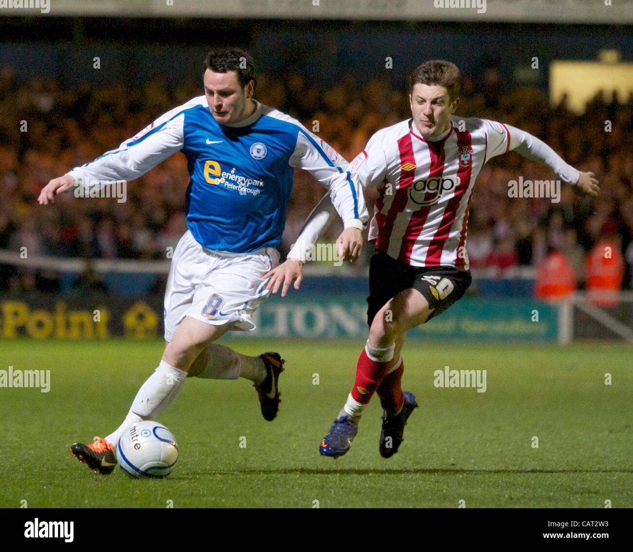17.04.12 Peterborough, en Angleterre. Lee Tomlin et Adam Lallana en action au cours de l'Association de football Npower Championship match entre Peterborough et Southampton, joué à la London Road. Banque D'Images 17.04.12 Peterborough, en Angleterre. Lee Tomlin et Adam Lallana en action au cours de l'Association de football Npower Championship match entre Peterborough et Southampton, joué à la London Road. Banque D'Images