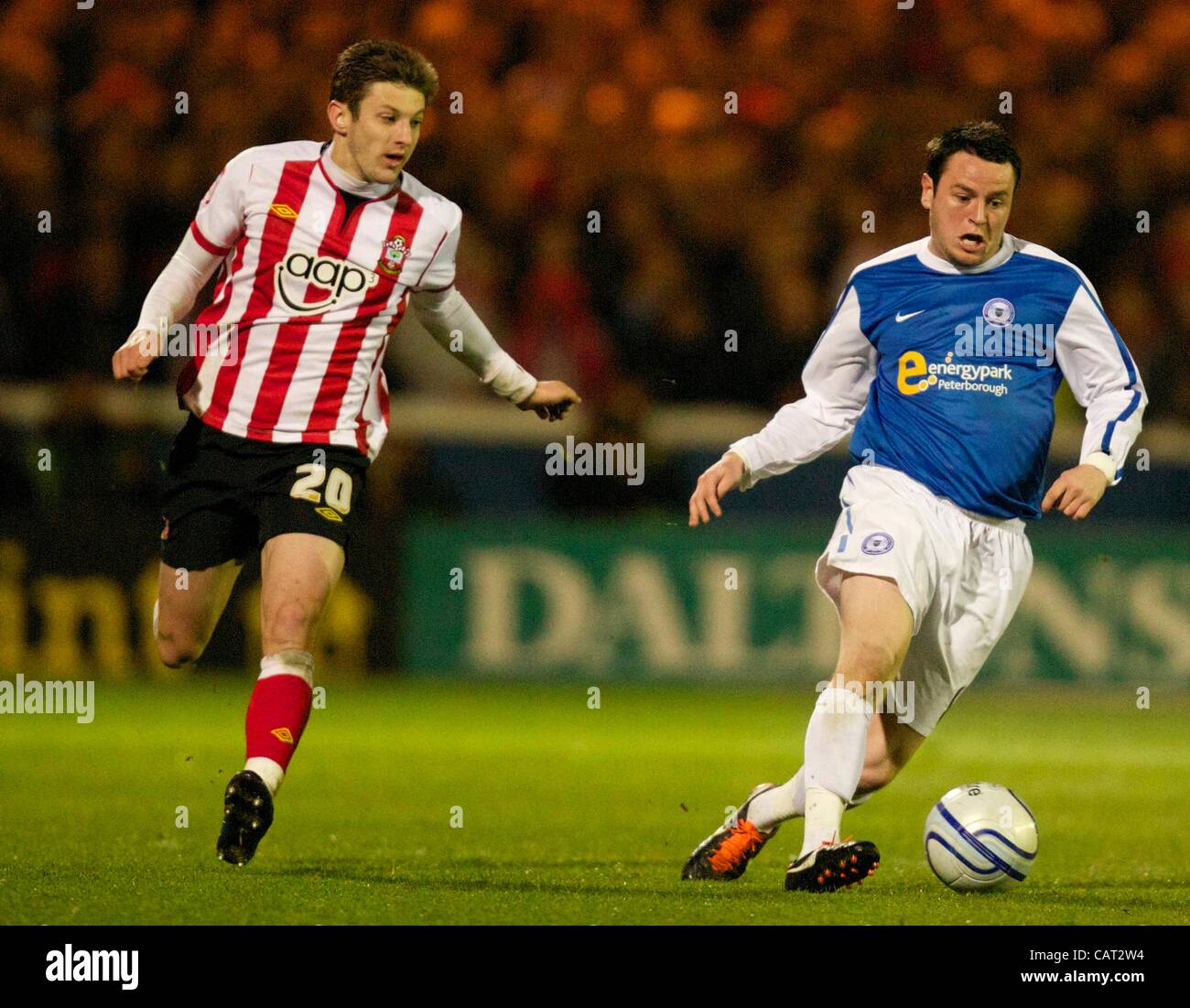 17.04.12 Peterborough, en Angleterre. Lee Tomlin et Adam Lallana en action au cours de l'Association de football Npower Championship match entre Peterborough et Southampton, joué à la London Road. Banque D'Images 17.04.12 Peterborough, en Angleterre. Lee Tomlin et Adam Lallana en action au cours de l'Association de football Npower Championship match entre Peterborough et Southampton, joué à la London Road. Banque D'Images