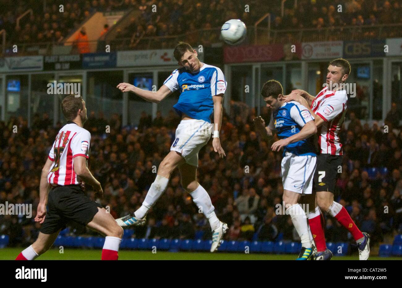 17.04.12 Peterborough, en Angleterre. Richard Chaplow va pour but durant le match de championnat Npower Football Association entre Peterborough et Southampton, joué à la London Road. Banque D'Images 17.04.12 Peterborough, en Angleterre. Richard Chaplow va pour but durant le match de championnat Npower Football Association entre Peterborough et Southampton, joué à la London Road. Banque D'Images