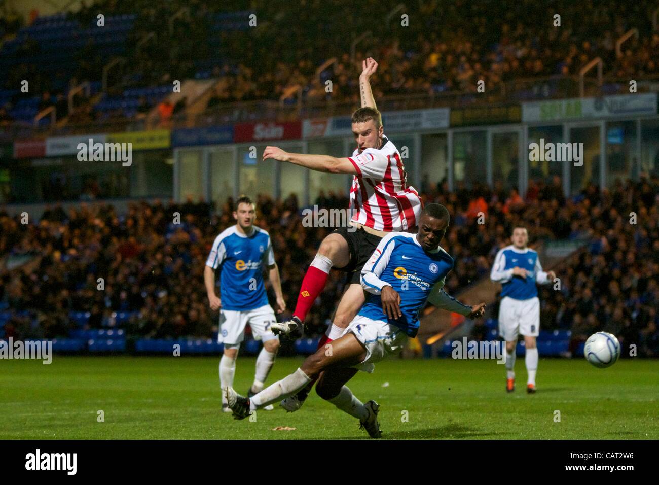 17.04.12 Peterborough, en Angleterre. Rickie Lambert va pour but durant le match de championnat Npower Football Association entre Peterborough et Southampton, joué à la London Road. Banque D'Images 17.04.12 Peterborough, en Angleterre. Rickie Lambert va pour but durant le match de championnat Npower Football Association entre Peterborough et Southampton, joué à la London Road. Banque D'Images