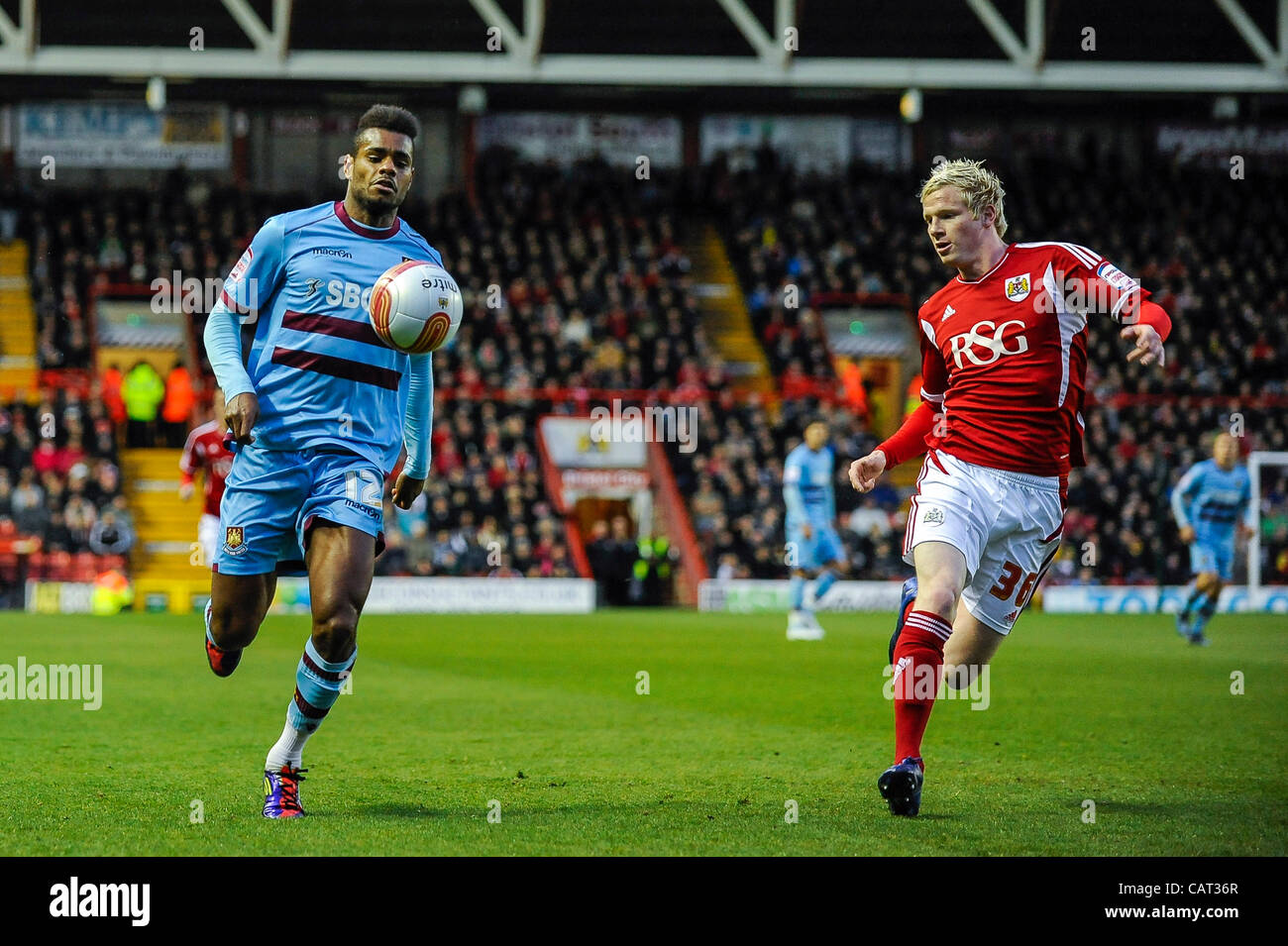 17.04.2012 Bristol, Angleterre. West Ham l'avant Ricardo Vaz Te (POR) en action contre la ville de Bristol Defender Ryan McGivern (NIR) au cours de la première moitié de la npower Championship match de football entre Bristol City et West Ham United à Ashton Gate Stadium. Banque D'Images