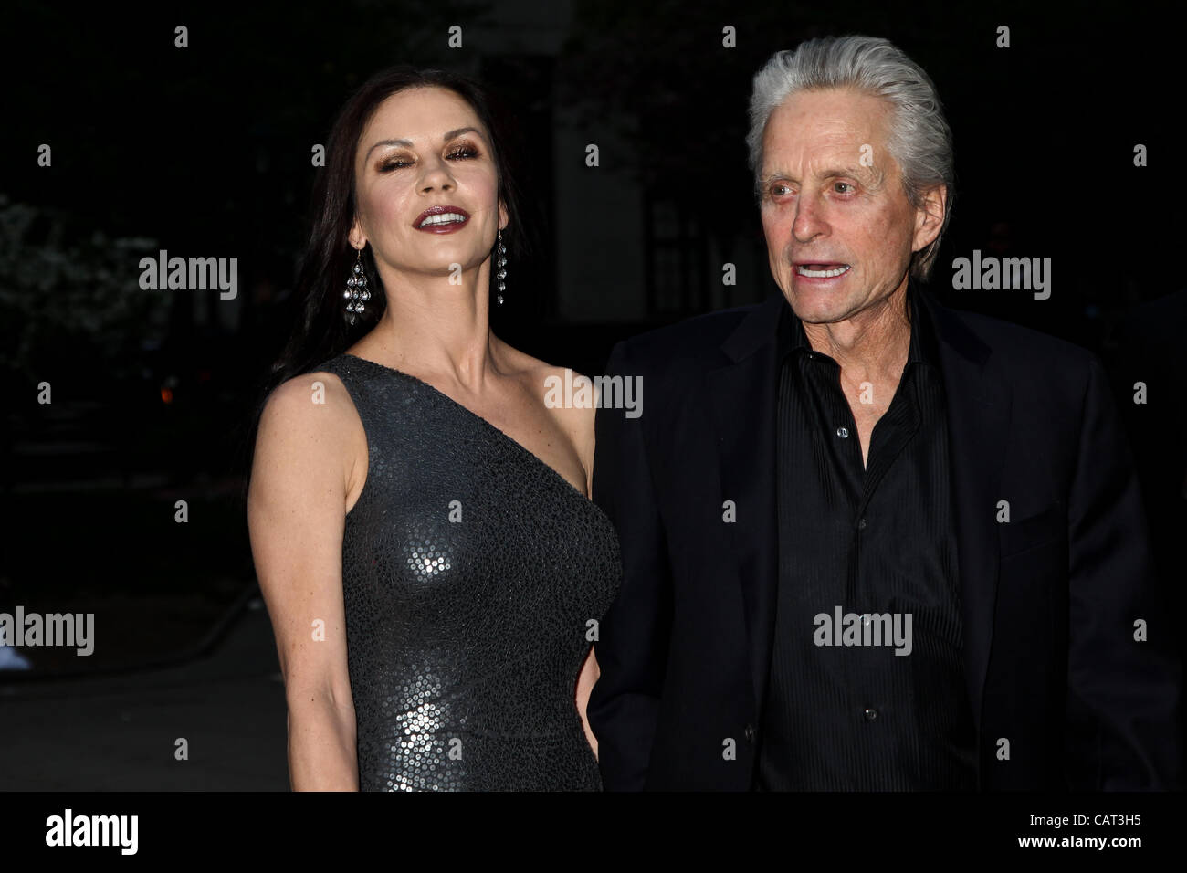NEW YORK - 17 avril : Catherine Zeta Jones et Michael Douglas assister à la Vanity Fair Party au cours de Festival du film de Tribeca, le 17 avril 2012 à New York. Banque D'Images