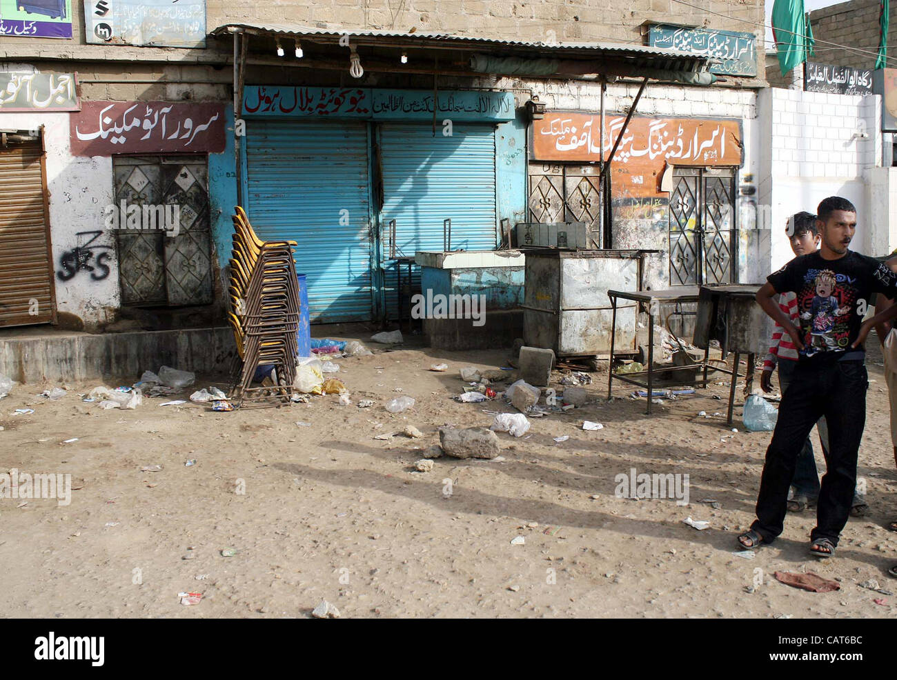 Vue d'un plateau où des hommes armés ont abattu trois personnes la nuit dernière, à Pahar Ganj salon à Karachi le mercredi, 18 avril 2012.. Banque D'Images