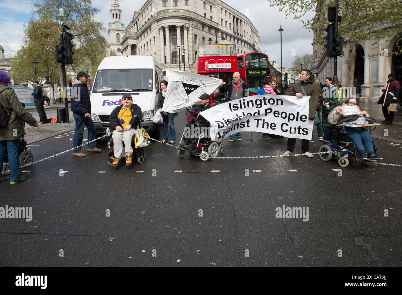 18 avril 2012, Trafalgar Square, Londres. Les personnes à mobilité réduite bloquer la route causant d'énormes congestion le long du fil et d'autres routes pour protester contre les coupures affectant les résidents handicapés d'Islington. Banque D'Images