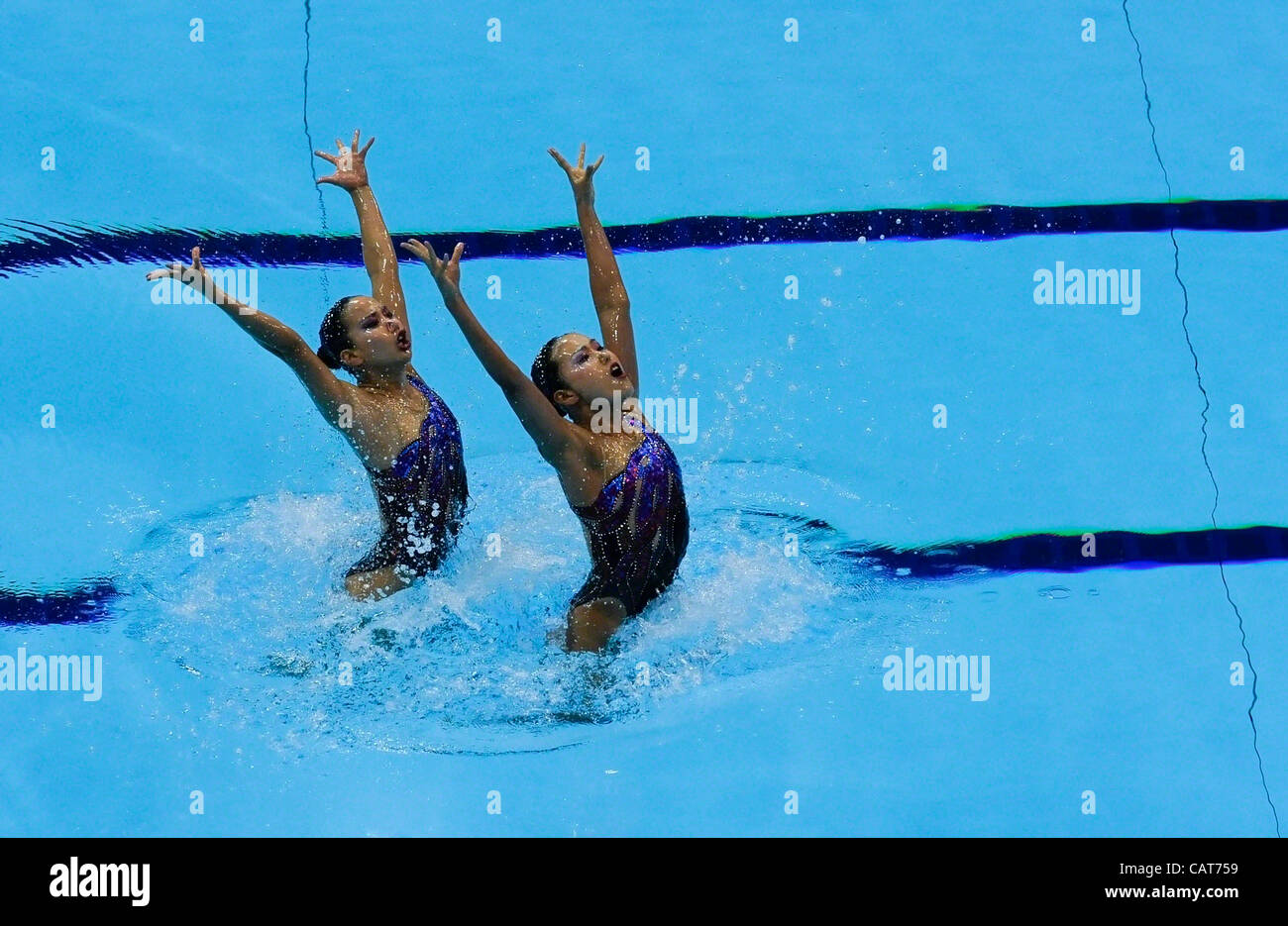 18.04.2012. Londres en Angleterre. Le Centre Aquatique de Londres. Natation Synchronisée FINA Qualification Olympique. Le Japon est Chisa Kobayashi, Mariko Sakai en action au cours de la routine technique duos, à l'Aquatics Centre de Londres lors de la première journée.18-22 avril 2012, Londres, Angleterre. Une partie de l'Jeux Olympiques Londres 2012 Banque D'Images