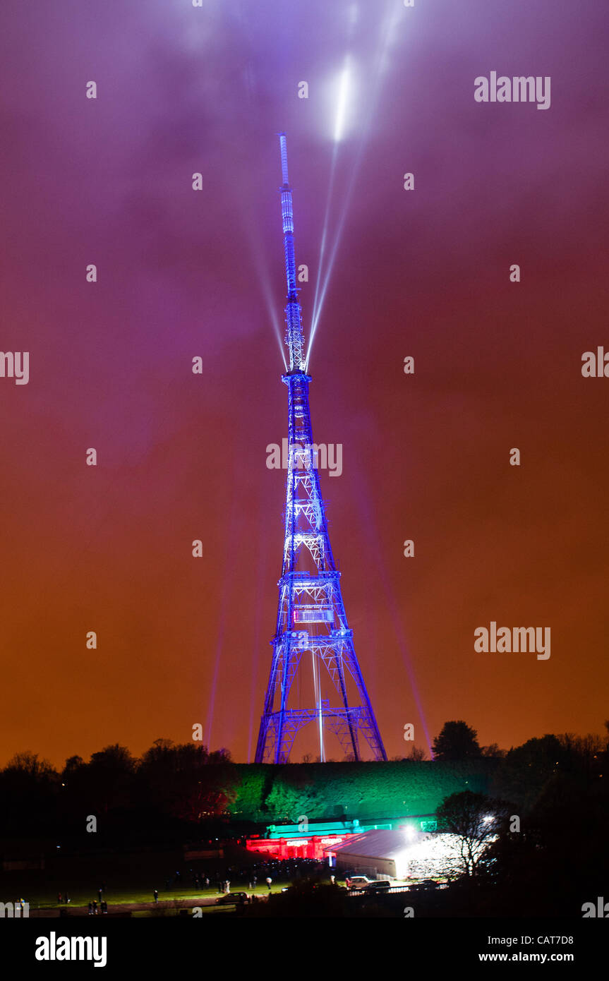 18/04/12, Londres, Royaume-Uni : 200 000 watts d'éclairage illumine les 219 mètres de haut Crystal Palace tour de diffusion, dans le cadre d'Arqiva's 'Switch' pendant la nuit. L'événement et spectacle a eu lieu pour célébrer le passage de la télévision analogique à la télévision numérique à Londres. Banque D'Images
