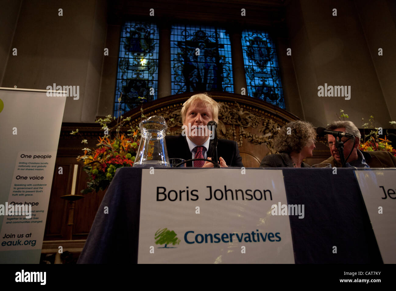 Londres, Royaume-Uni. 18 avril, 2012. Maire de Londres Boris Johnson répond à des questions au maire de Londres candidats hustings, St James's Church, Picadilly, Londres. Banque D'Images