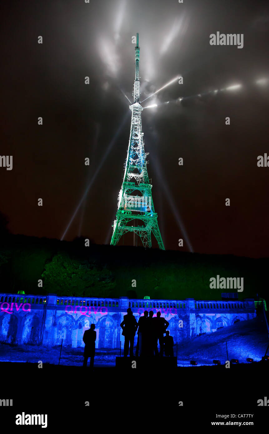 La commutation de l'analogique au numérique du service a été marquée par un spectaculaire spectacle léger à la Crystal Palace tour de diffusion. Arqiva, la société qui a conçu le projet britannique de passage au numérique (DSO), installé plus de 6 tonnes de matériel d'éclairage sur la tour. Le spectacle comprenait un Banque D'Images