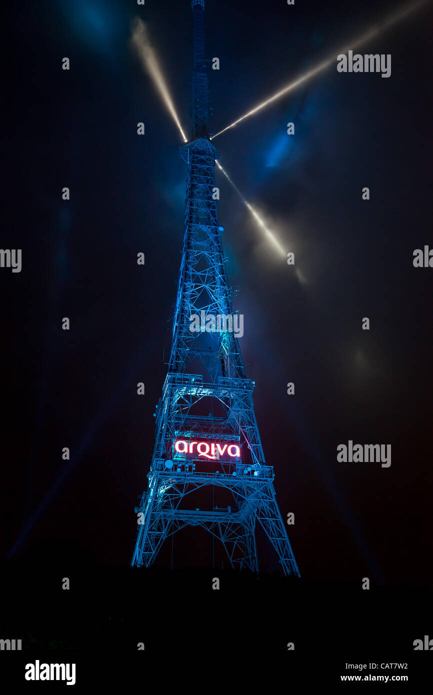 La commutation de l'analogique au numérique du service a été marquée par un spectaculaire spectacle léger à la Crystal Palace tour de diffusion. Arqiva, la société qui a conçu le projet britannique de passage au numérique (DSO), installé plus de 6 tonnes de matériel d'éclairage sur la tour. Le spectacle comprenait un Banque D'Images